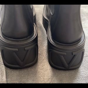 VALENTINO logo -embossed leather Chelsea boots